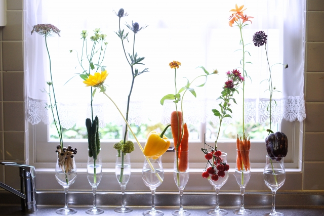 グラスに飾られた野菜と花