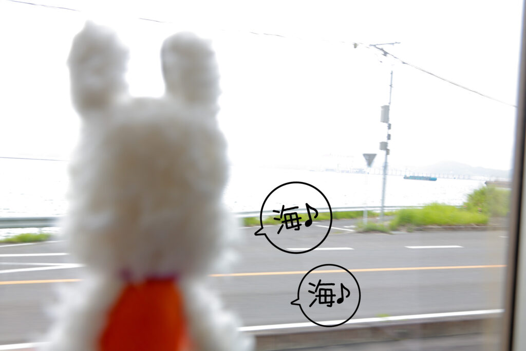 電車は松浦の海沿いを走ります