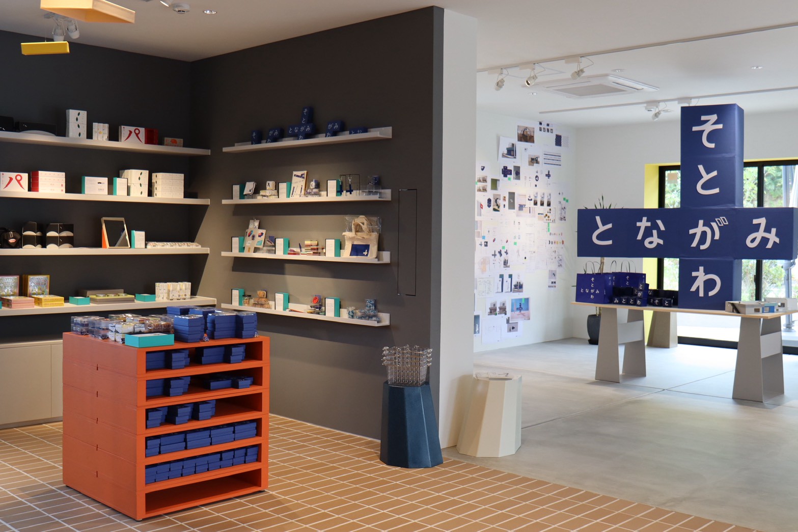 そとがわとなかみ　店内