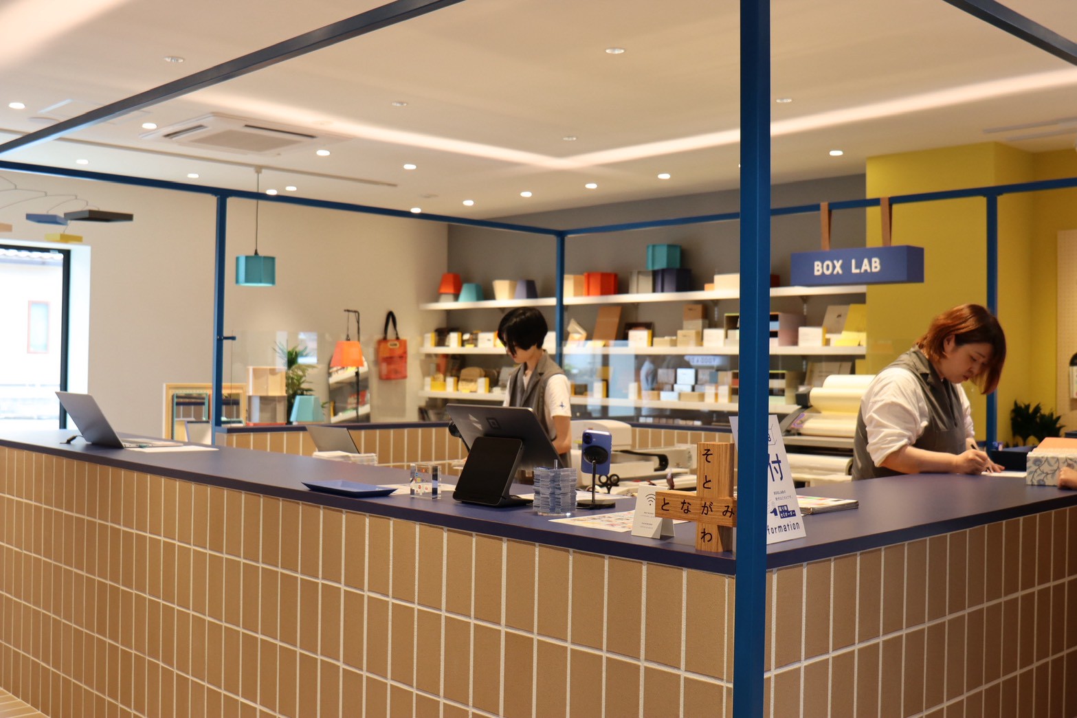 そとがわとなかみ　店内3