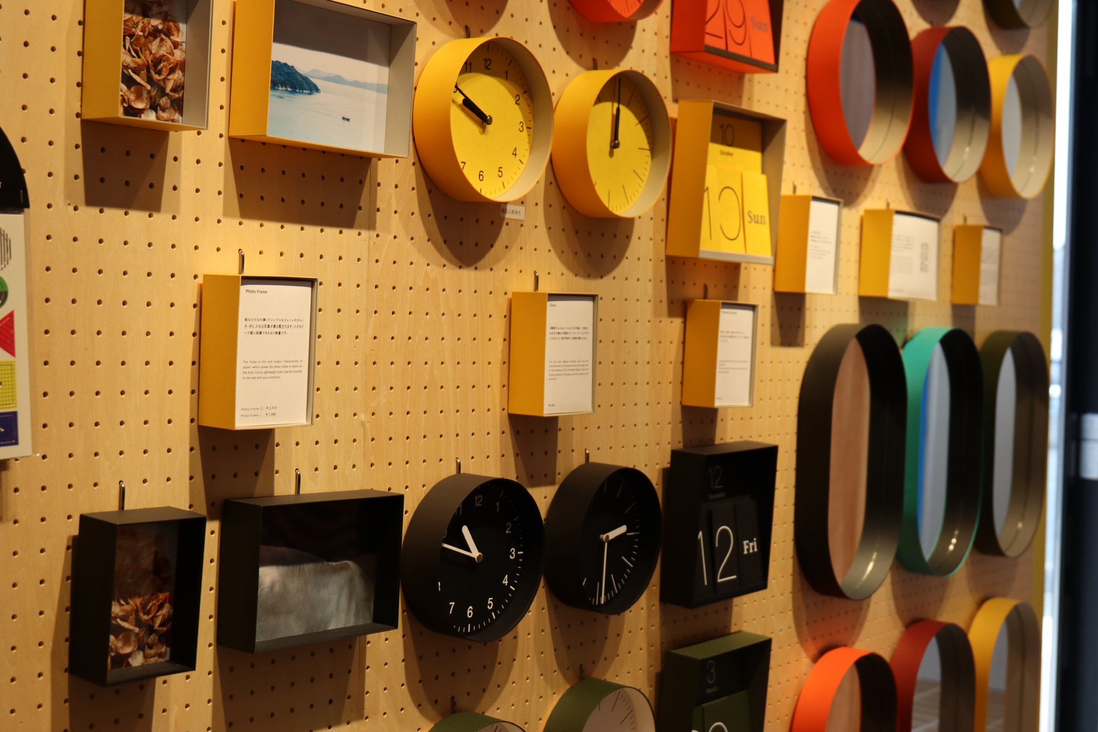 そとがわとなかみ　店内4