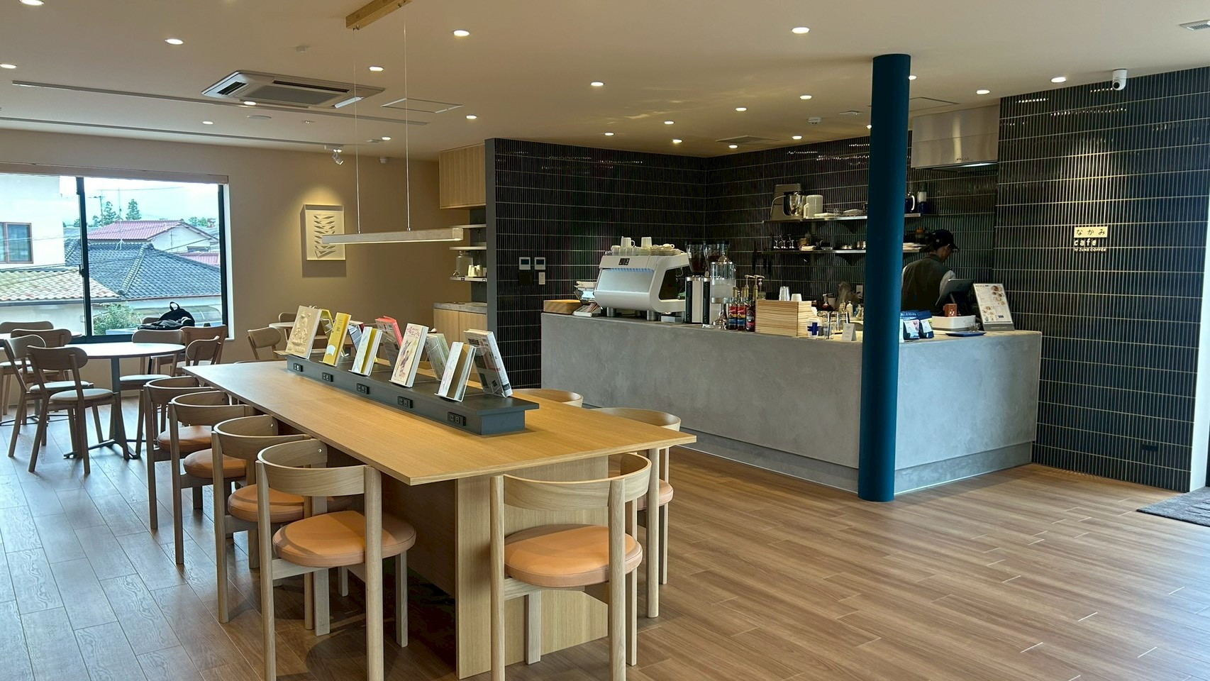 そとがわとなかみ　店内5