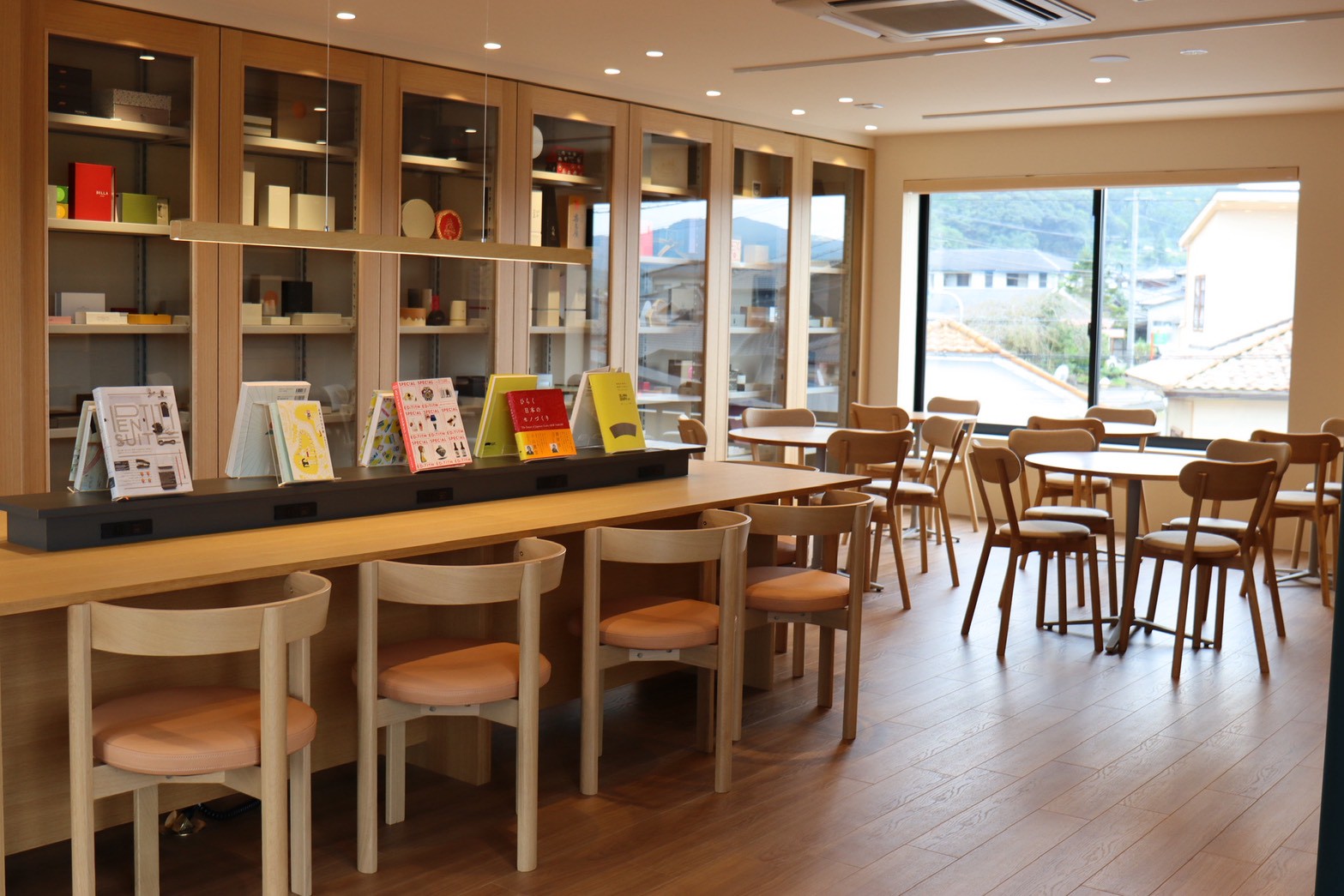 そとがわとなかみ　店内6