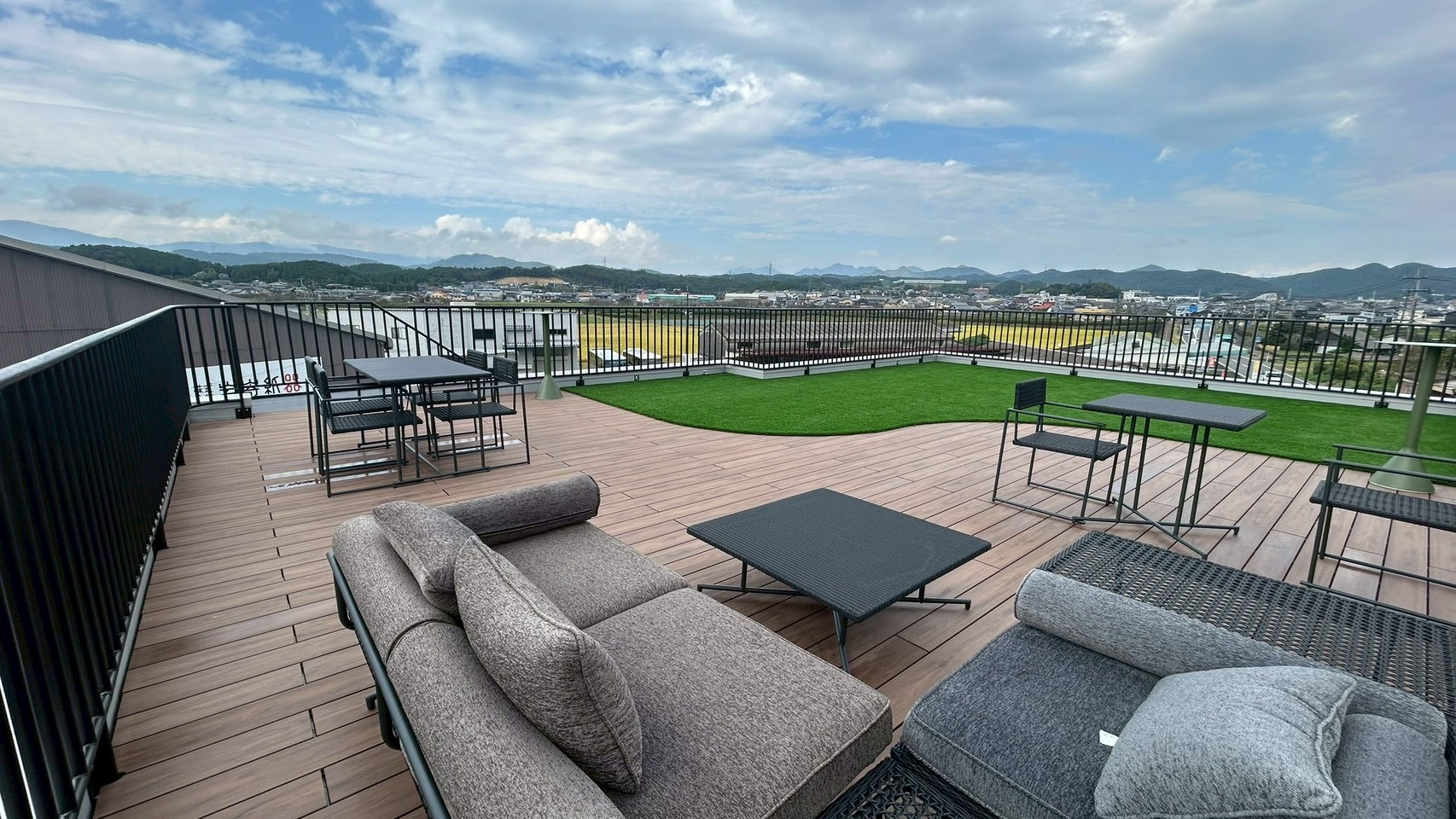 そとがわとなかみ　店内7